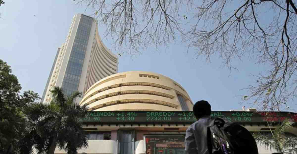 Sensex Falls 409 Points to 83,825; Nifty at 25,841 as IT Index Drops 3.75%